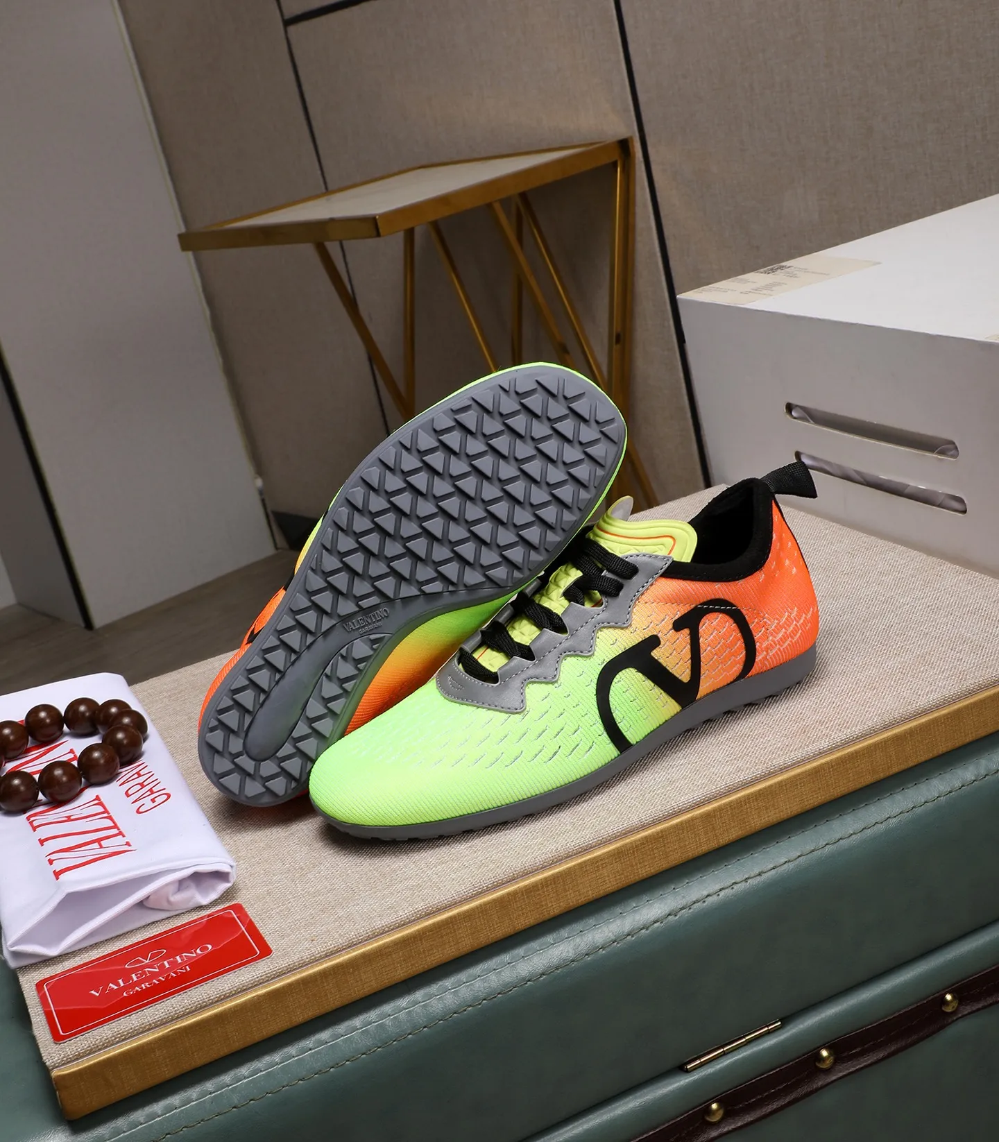 Men's Men's Shoes 💰620 VALENTINO 🌹🌹🌹2025 Valentino's latest spring sneakers! The counter 🔥 recommends RUNBOOT, which is lightweight and comfortable. It has a multi-functional design that integrates blue sneakers, running shoes, and fashionable sneakers to create a cool on-foot effect. ♥️♥️Fashionable sneakers that are sought after by many popular celebrities and fashion influencers♥️♥️. 👉All-round original 1:1 high-end production 👉Fabrics: Two options: delicate, soft and comfortable eyelet lambskin and high-end technical fabrics 👍Super soft suede special lining inside 👍Outsole wear-resistant TPU material 👍Full set of original counter packaging